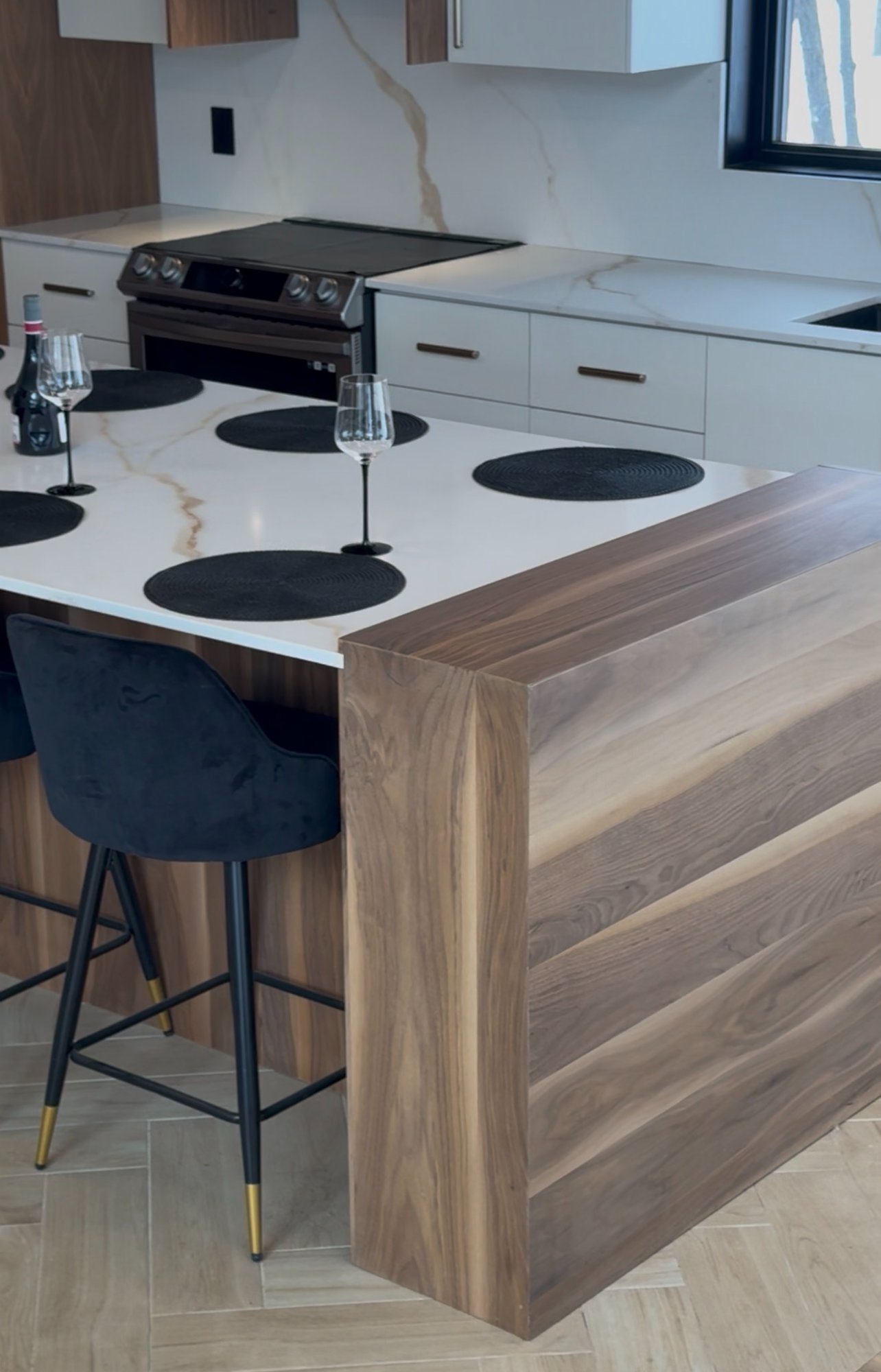 Côté bar — comptoir quartzite, tabourets velours