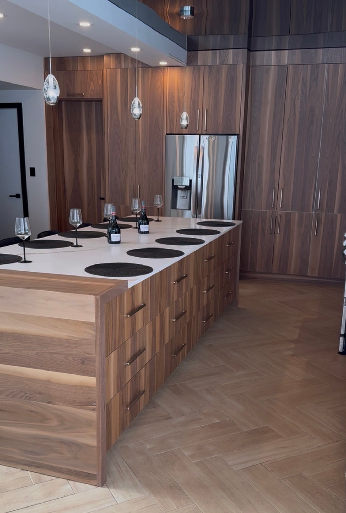 Cuisine en noyer massif — îlot et armoires