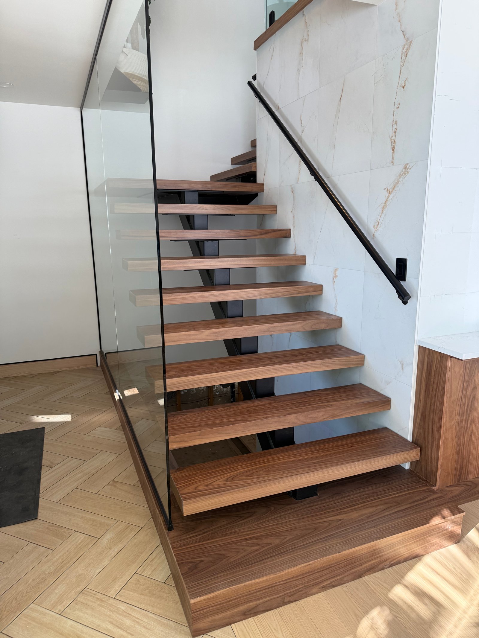Escalier flottant en noyer et acier — verre trempé