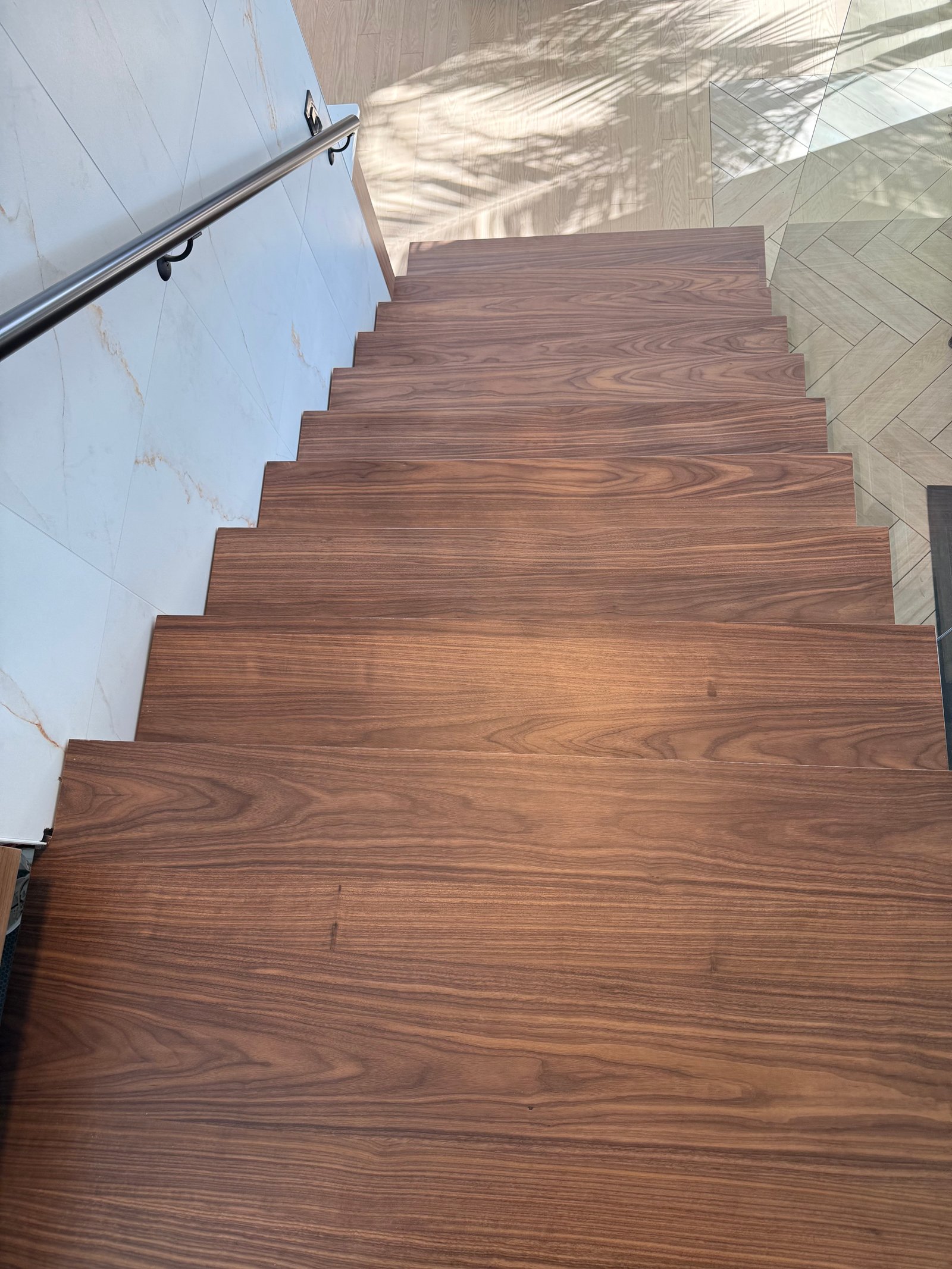 Noyer massif — grain naturel visible