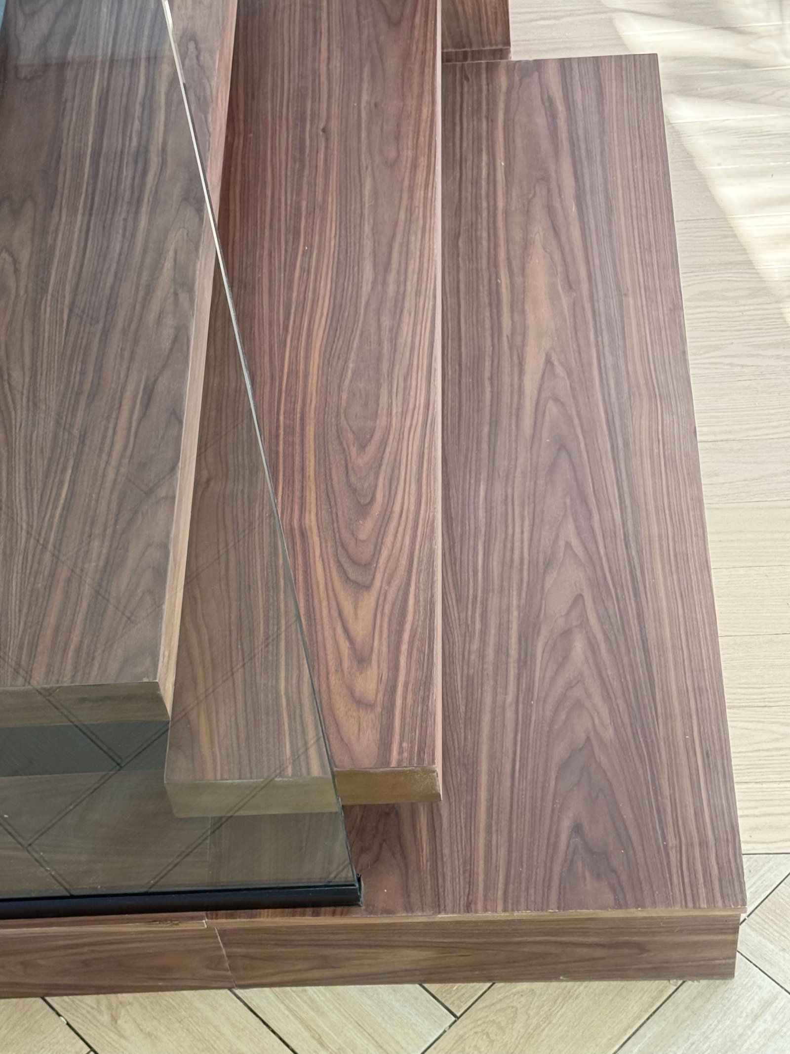 Détail marche — noyer massif, grain et verre