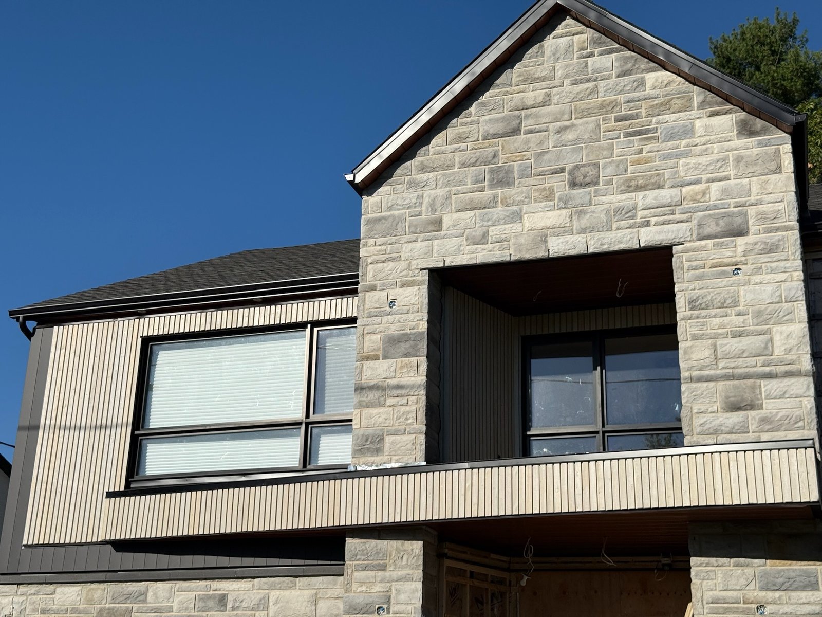 Revêtement extérieur rainuré — pierre de taille