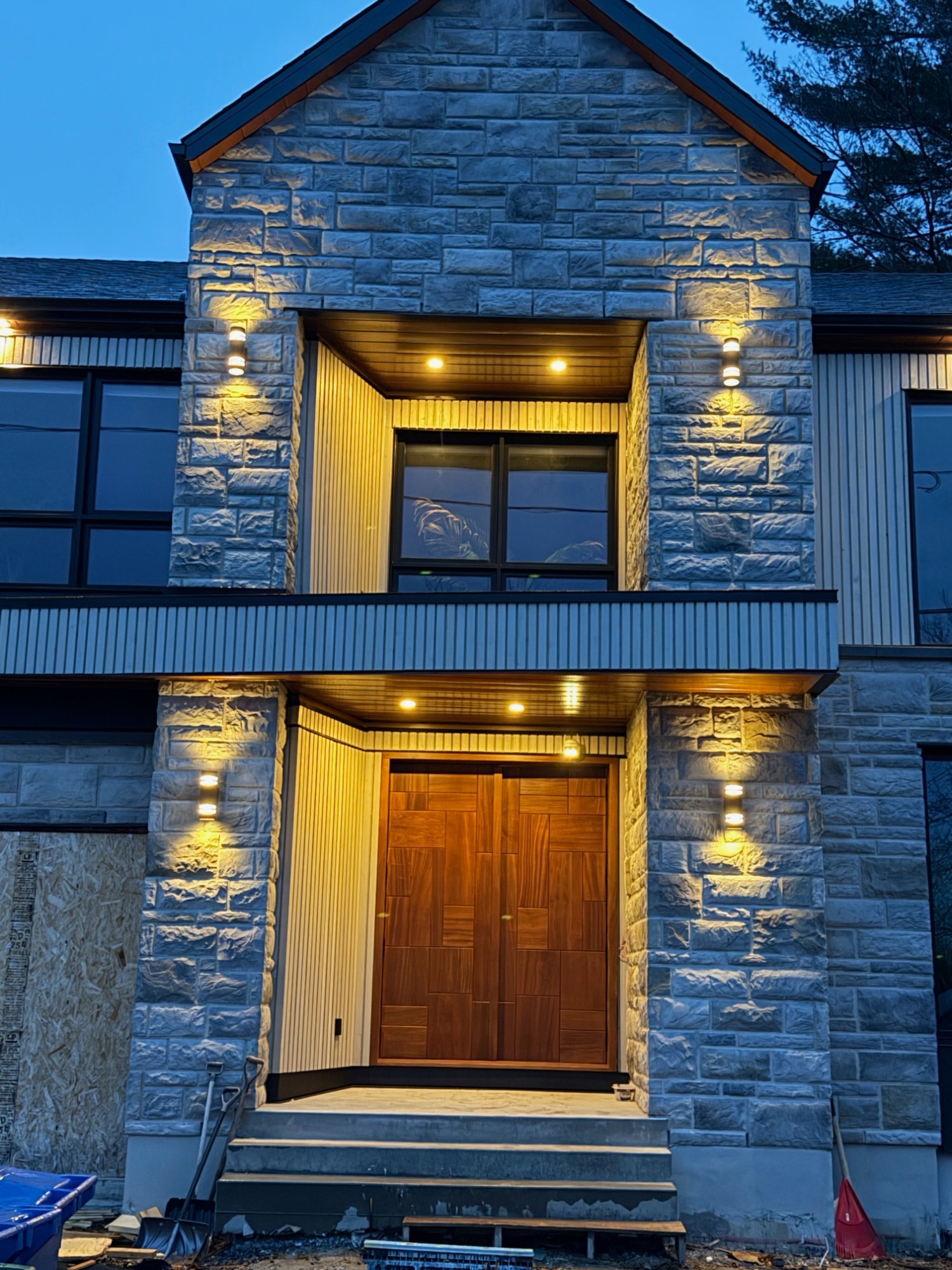 Porte double architecturale en noyer — façade nocturne