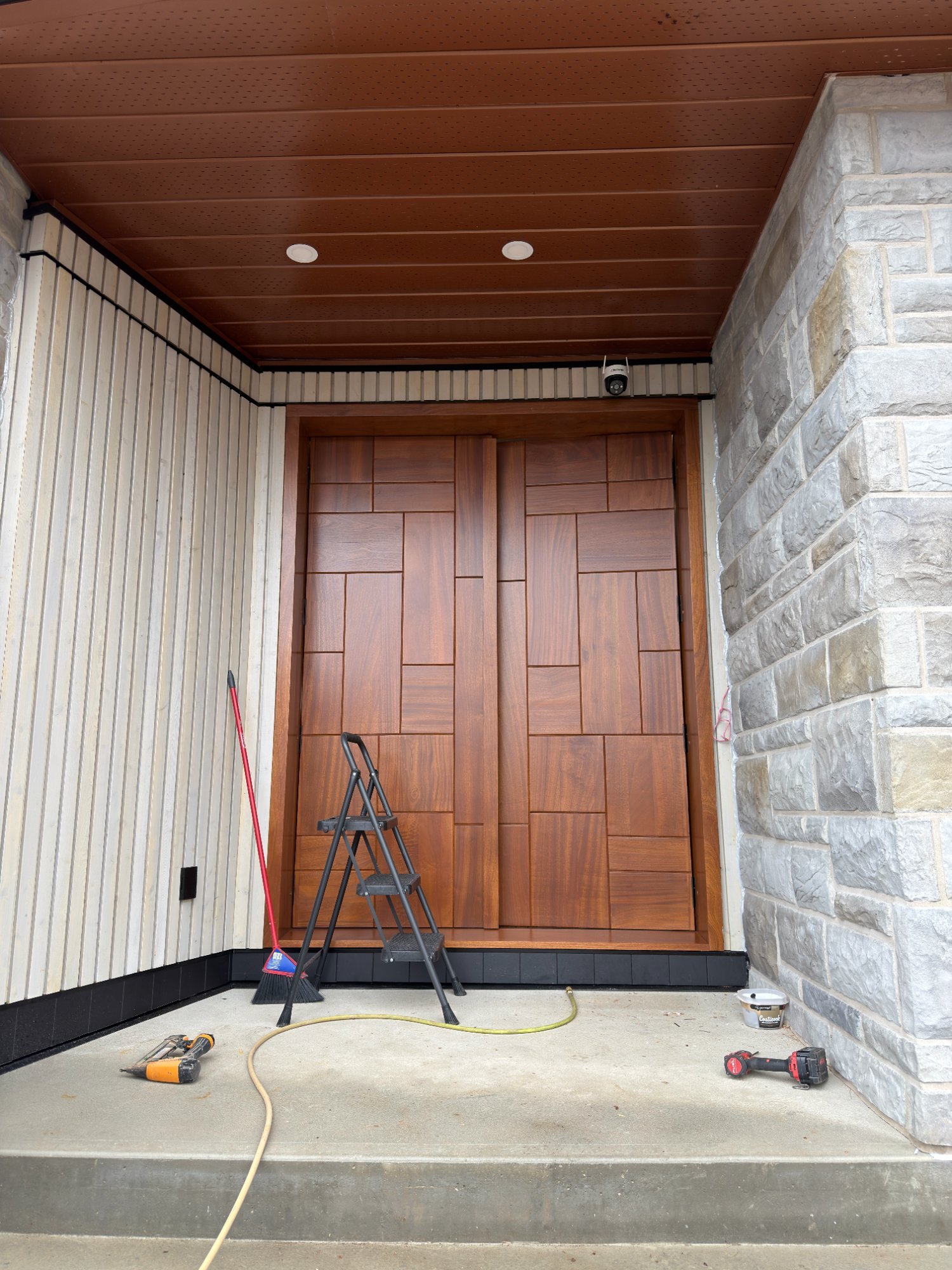 Détail transition — revêtement rencontrant la porte