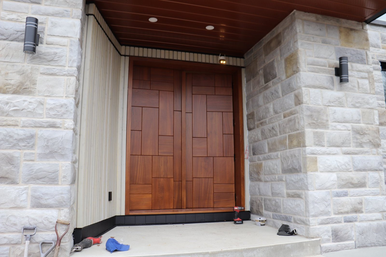 Porche — revêtement rainuré et plafond bois