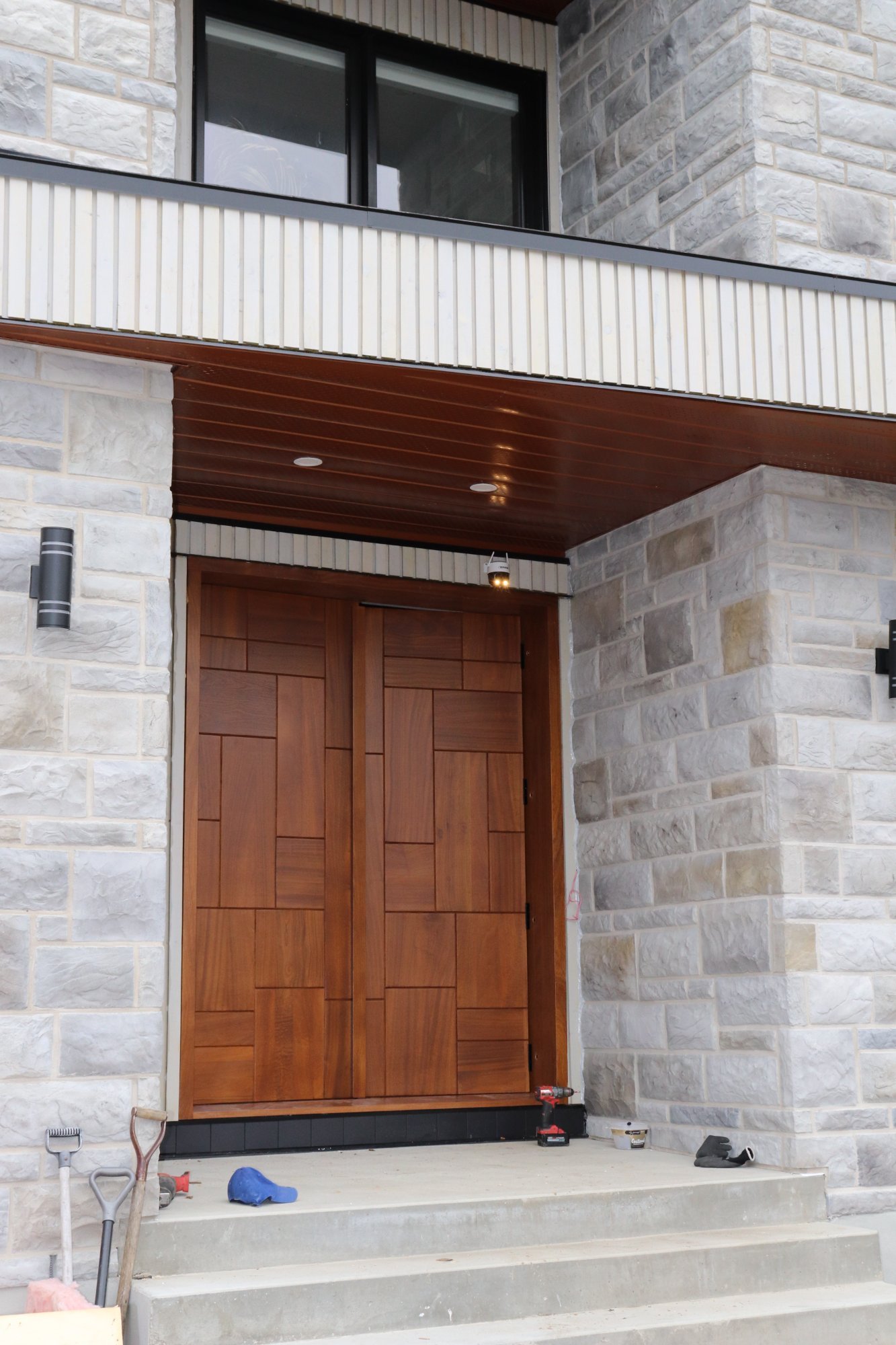 Vue d'ensemble — marches, pierre et revêtement